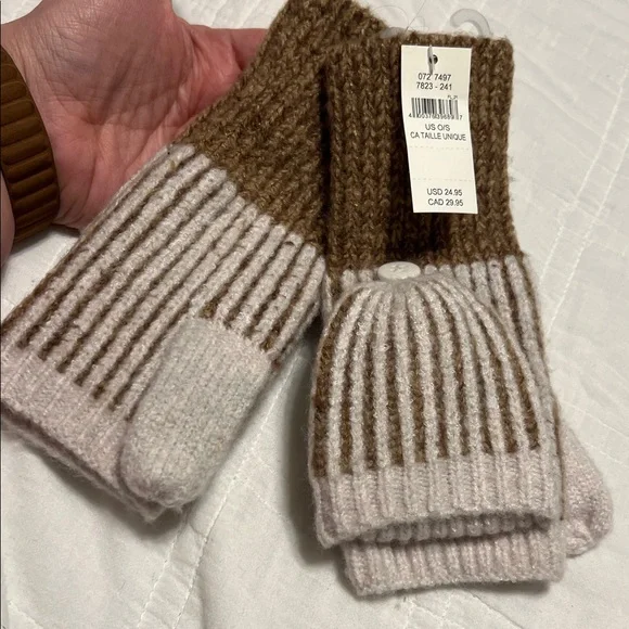 Cozy Knit Aerie Beanie and Gloves Set - Picture 4 of 5